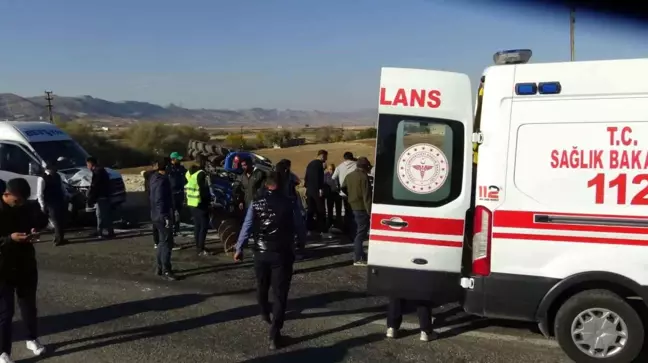 Batman'da Minibüs ile Traktör Çarpıştı: 5 Yaralı