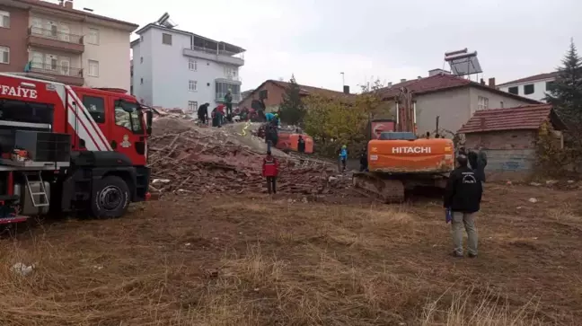 Malatya'da Yıkım Sırasında Kepçe Operatörü Enkaz Altında Kaldı