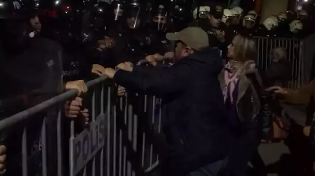 Tunceli'de kayyum gerginliği! Polis barikatını aşmak istediler