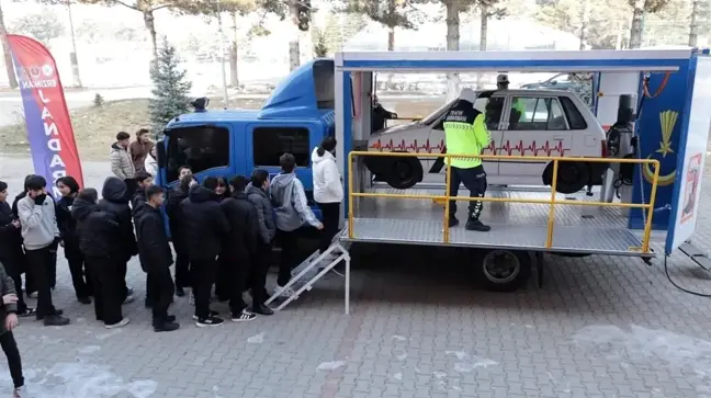 Erzincan'da Trafik Güvenliği Eğitimi: Simülasyonla Emniyet Kemeri Bilinci