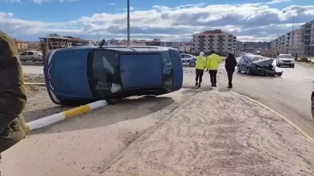 Çorum'da İki Otomobil Çarpıştı: 1 Yaralı