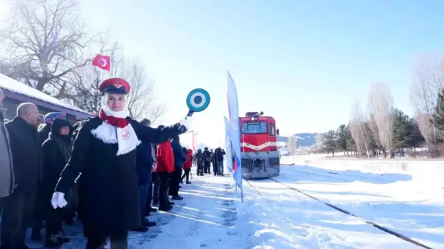 Sarıkamış Treni'ndeki gençleri Bakan Göktaş karşıladı