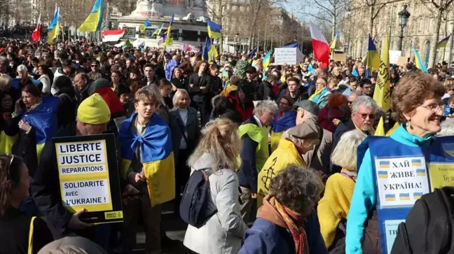 Paris'te Putin Karşıtı Büyük Protesto