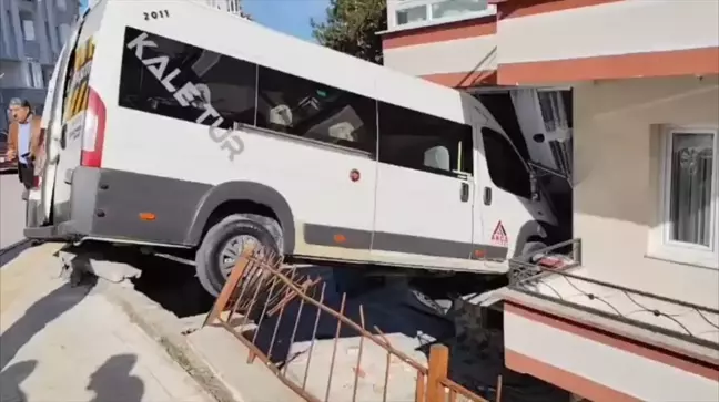 Çorum'da Okul Servisi Balkon Camına Çarptı: 2 Öğrenci Yaralı