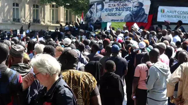 Paris'te Aboubakar Cisse İçin Sessiz Protesto