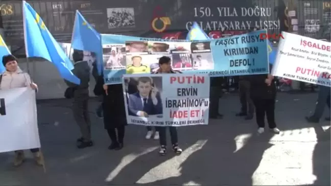 Rusya Başkonsolosluğu'na Siyah Çelenk Bıraktılar