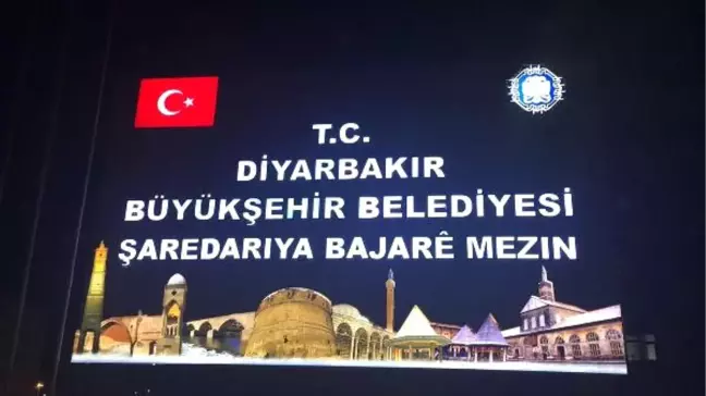 Diyarbakır'da Kayyum Yeni Tabela Önünde Poz Verdi