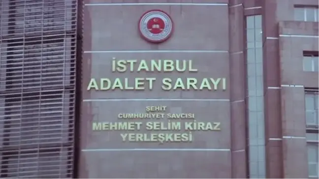 Aslı Erdoğan'ın Yargılandığı Dava İstanbul'da Başladı