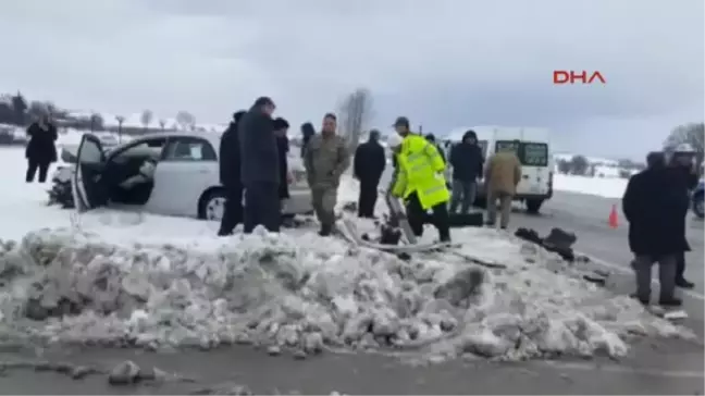 Öğrenci Servisi Ile Otomobil Çarpıştı: 1'i Ağır 13 Yaralı