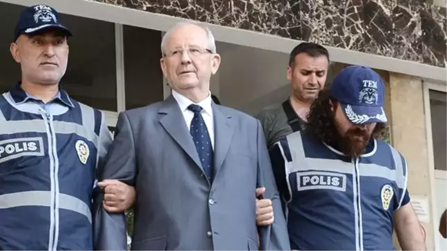 Darbeci General Cezaevine Girerken