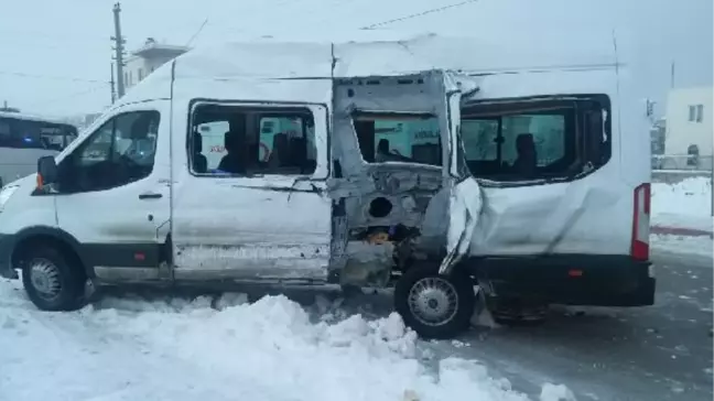 Niğde'de Servisler Çarpıştı: 8'i Öğrenci 11 Yaralı