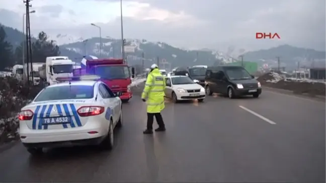 Karabük'te Buzlanma Nedeniyle 10 Araç Kaza Yaptı