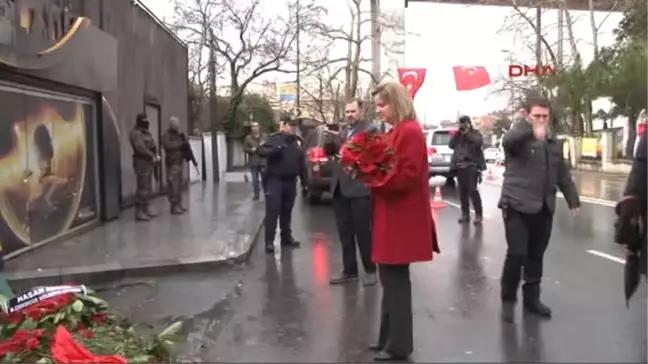 ABD'nin Istanbul Başkonsolosu Reina Önüne Çiçek Bıraktı