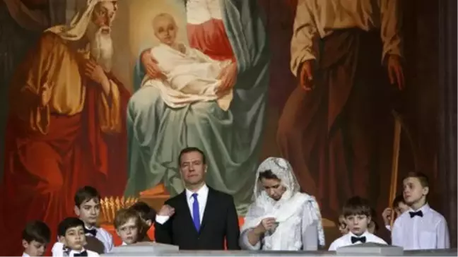 Rusya'daki Noel Ayinlerine Putin ve Medvedev de Katıldı