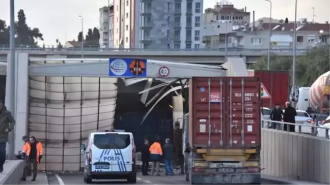 Tır, Köprünün Beton Bloğuna Çarptı, Faciadan Dönüldü