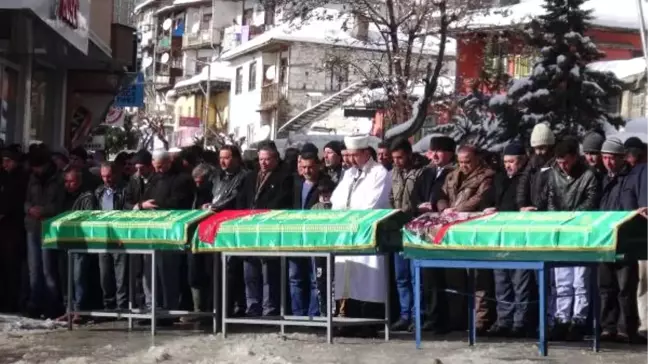 Yangında Ölen Baba ve İki Kızı Son Yolculuğuna Uğurlandı
