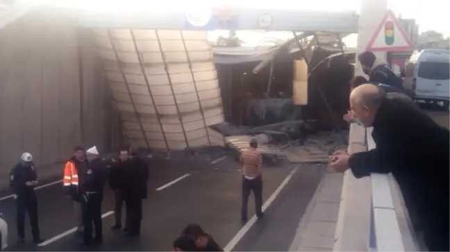 Boya Yüklü Tır, Köprü Bloklarına Çarptı: 1 Yaralı