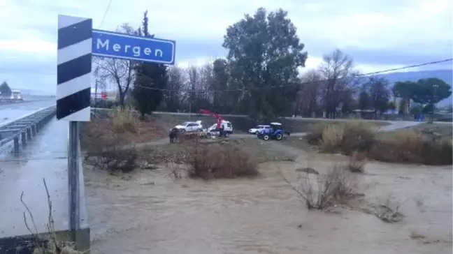 Çaydan Geçen Sürücünün Otomobili Sürüklendi