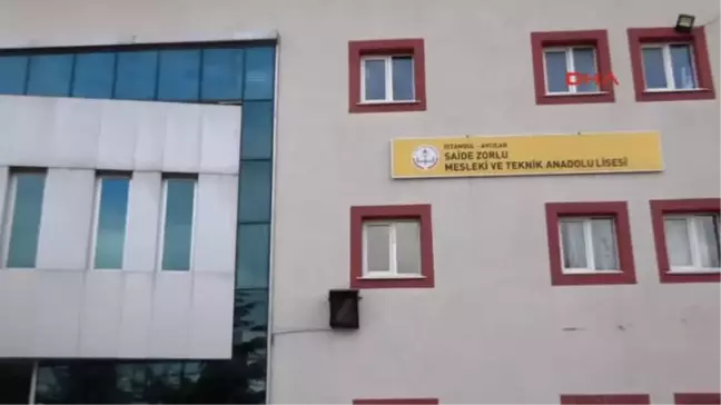 Öğretmen Arkadaşları ve Öğrencileri Ile Rock Grubu Kurdu