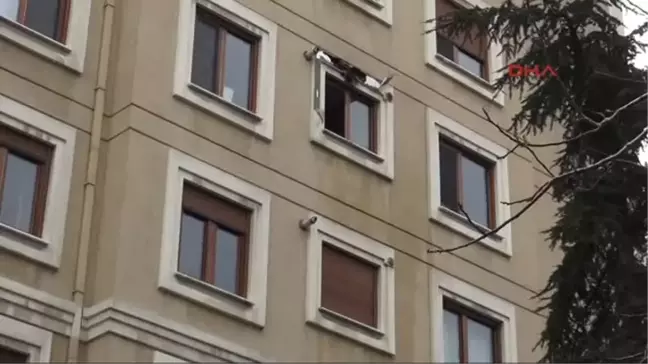 Taraftar Grubundan Atılan Havai Fişek Dairenin Penceresine İsabet Etti