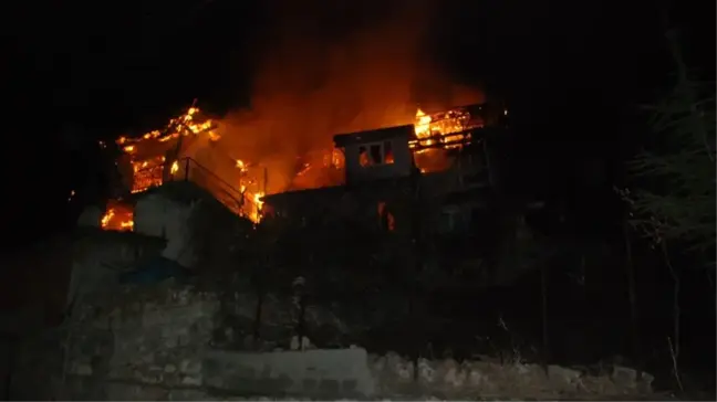 Tokat'ta Çıkan Yangında 3 Ev Kullanılamaz Hale Geldi