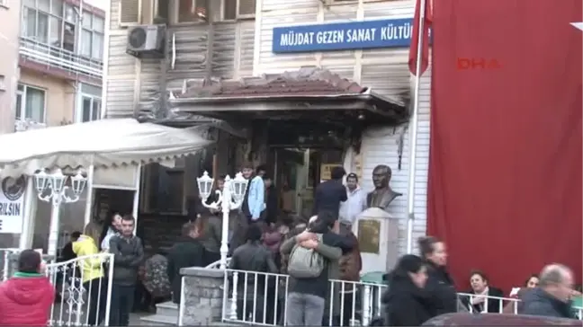 Taraftarlardan Saldırıya Uğrayan Sanat Merkezine Destek Eylemi