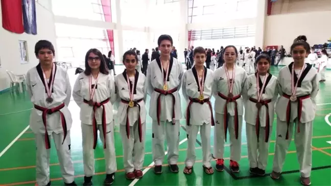 Ayvalıklı Tekvandocular Genç ve Yıldızlar Kategorilerinde 11 Madalya ile Döndü