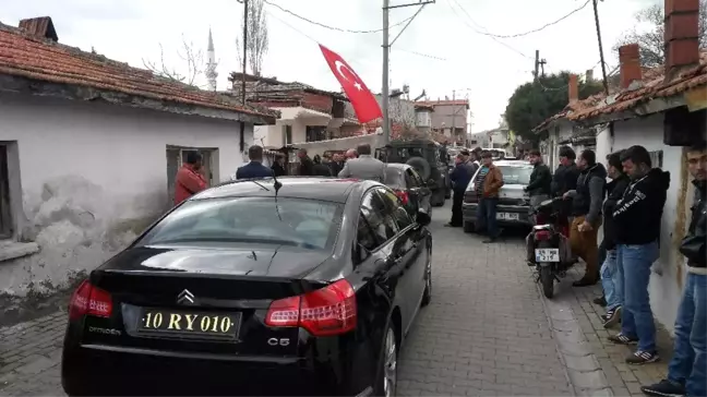 2- Burhaniyeliler Şehidini Uğurluyor