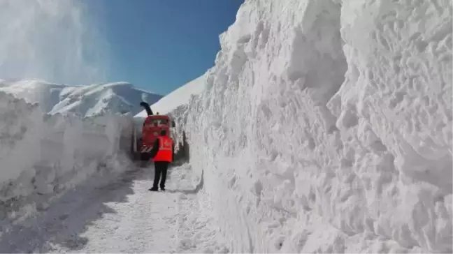 Şırnak'ta Tanin Tanin Dağları'nda 3 Metre Kalınlıktaki Kar ile Mücadele