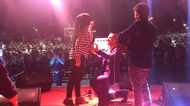 Konserde Evlenme Teklifinde Bulundu ve