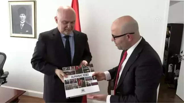 Büyükelçi Sinirlioğlu ve Başkonsolos Yalçın'a Aa 2016 Yıllığı