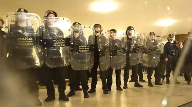 Brezilya'da Protestocu Polisler ile Meclis Polisi Arasında Arbede
