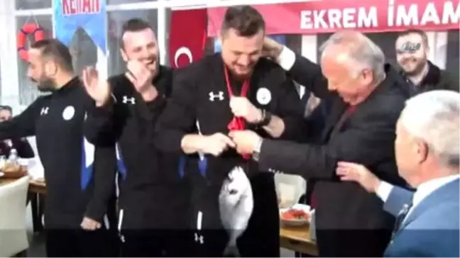 Şampiyon Olan Takıma Balıktan Madalya