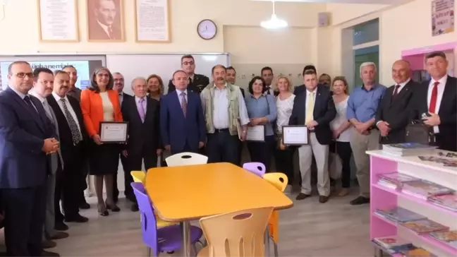 Burhaniye' de Kütüphaneye Destek Olan İş Adamlarına Teşekkür Belgesi