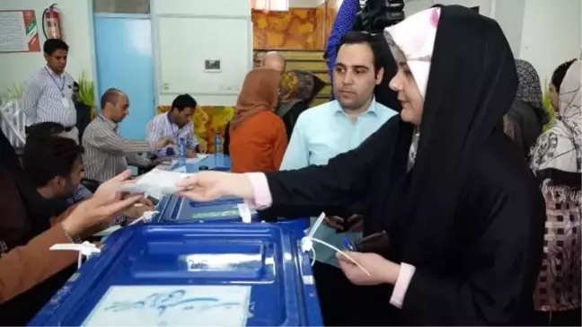 İran'da Halk Cumhurbaşkanını Seçmek İçin Sandık Başında