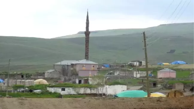 Dha Yurt: Şiddetli Fırtına Kars'ta Minare Yıktı, Çatıları Uçurdu