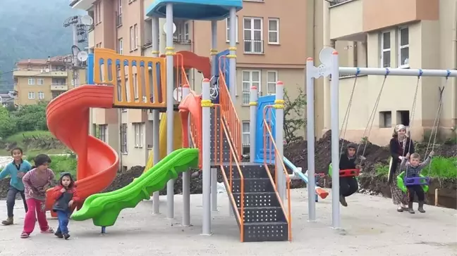 Başkan Yiğit'ten Çocuklara Karne Hediyesi