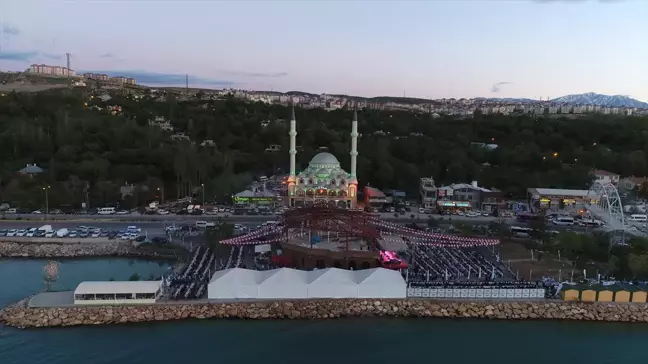 4 Bin 500 Kişi Van Gölü Sahilinde İftarını Açtı