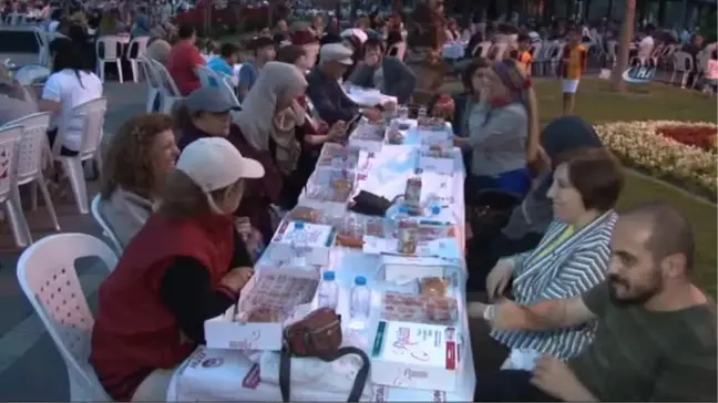 Fatih'te Binlerce Kişi Aynı Sofrada İftar Açtı