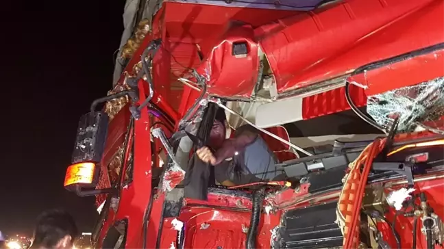 Kamyonda Sıkışan Genç 2 Saatte Kurtarıldı