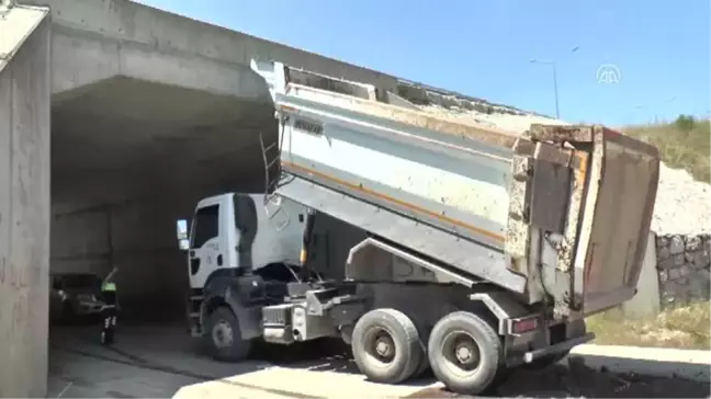 Damperi Açılan Kamyon, Üst Geçide Çarptı