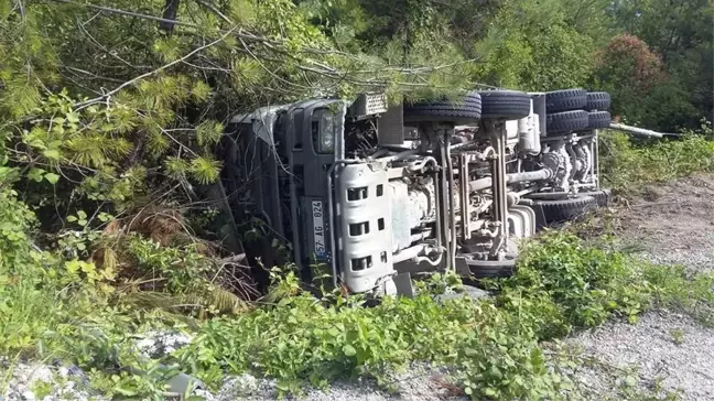 Kastamonu'da Beton Mikseri Şarampole Devrildi