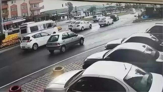 Virajı Alamayan Beton Mikseri Yola Böyle Devrildi: 1 Yaralı