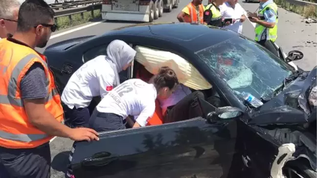 Önce Tır'a Sonra Otomobile Çarptı: 2 Yaralı