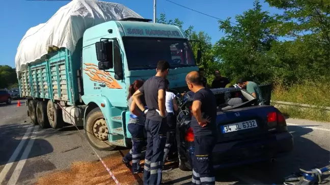 Kamyon ve Otomobil Kafa Kafaya Çarpıştı: 1 Ölü
