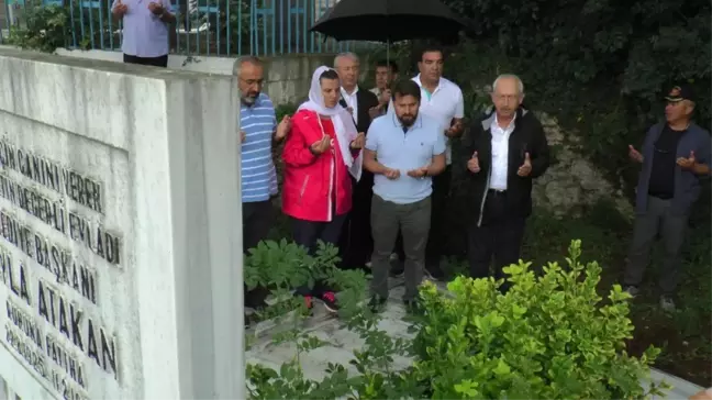 Kılıçdaroğlu, Türkiye'nin İlk Kadın Belediye Başkanı Leyla Atakan'ın Mezarını Ziyaret Etti