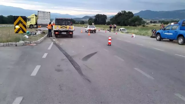 Tır Ile Kamyonet Çarpıştı: 3 Ölü, 1 Yaralı