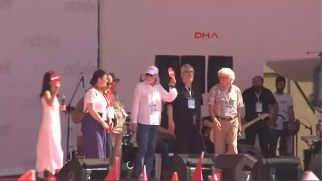 Adalet Mitingine Katılan Sanatçılar Hep Birlikte Şarkı Söyledi