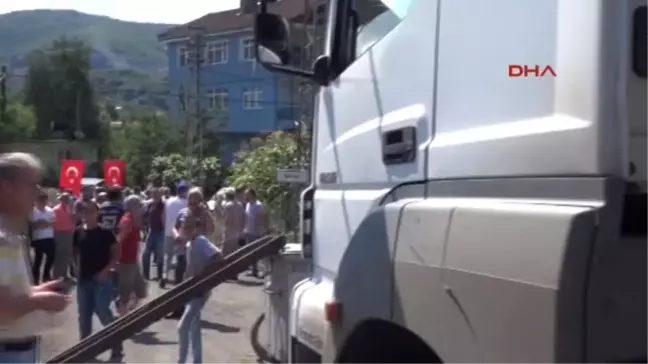 Zonguldak'ta Köylüler Yol Kapatarak Eylem Yaptı