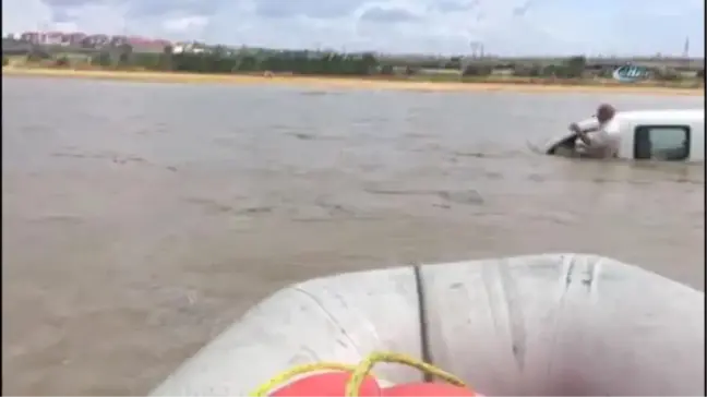 Silivri'de Aracıyla Akıntıya Kapılan Vatandaş Son Anda Kurtarıldı